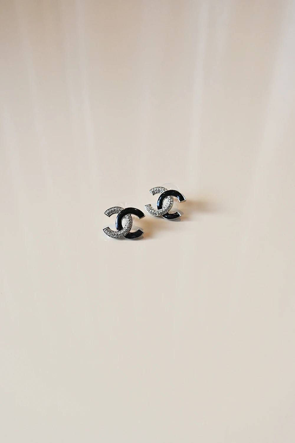 Chanel CC stud earrings black crystals | A23 B