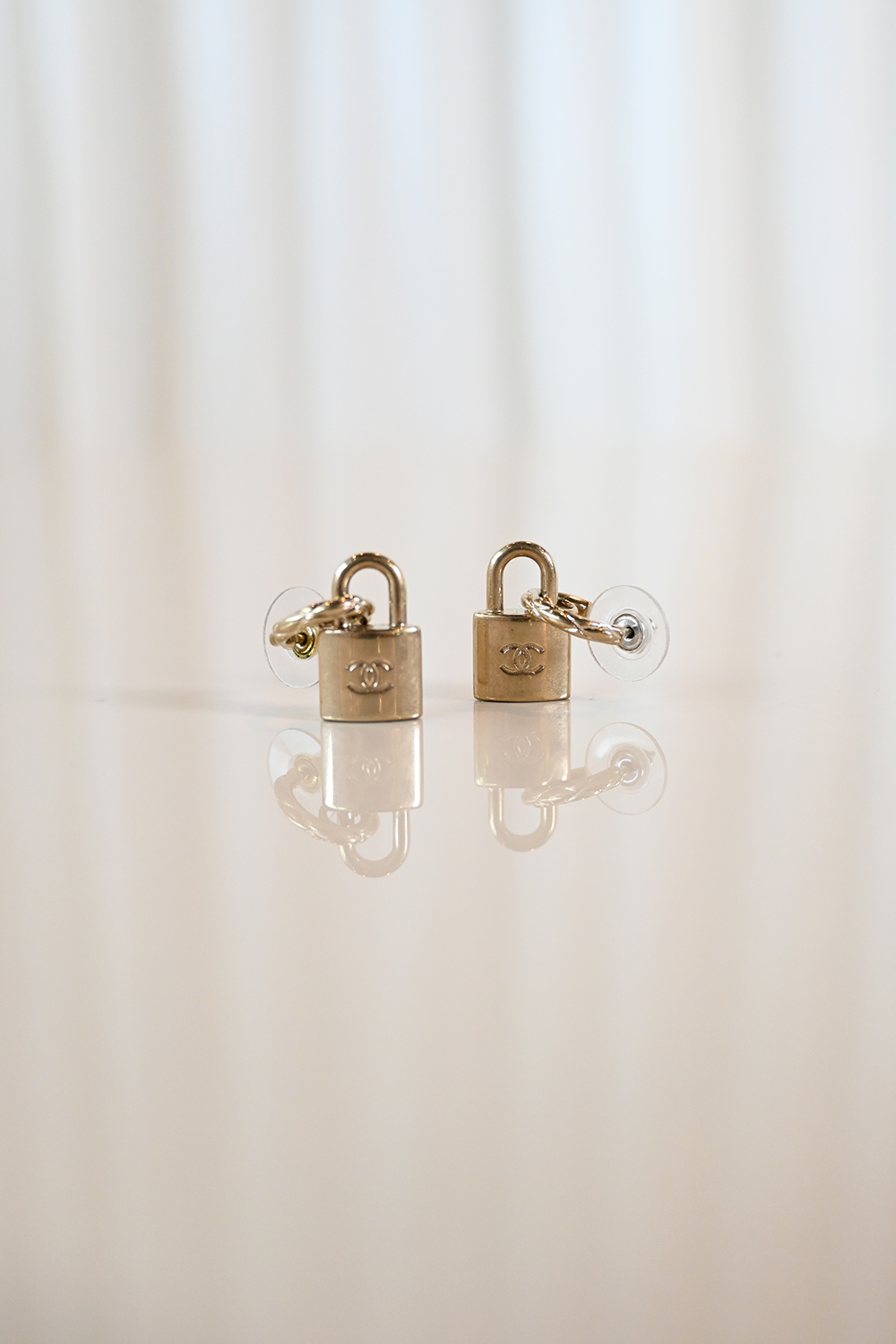 Chanel CC padlock earrings | B22 V